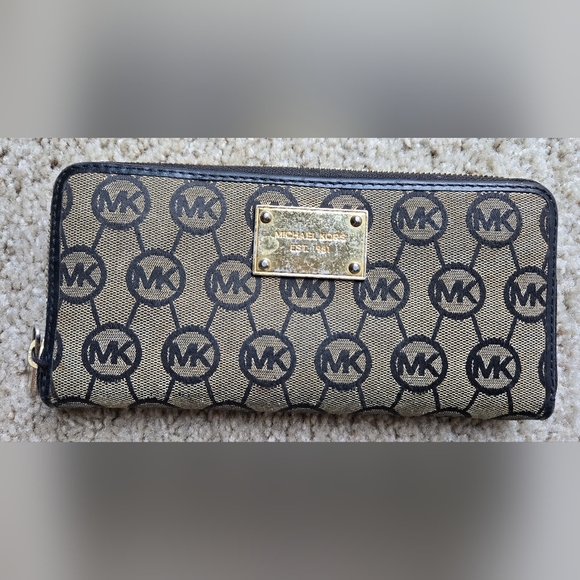 Michael Kors Black and Tan Wallet - Picture 1 of 12